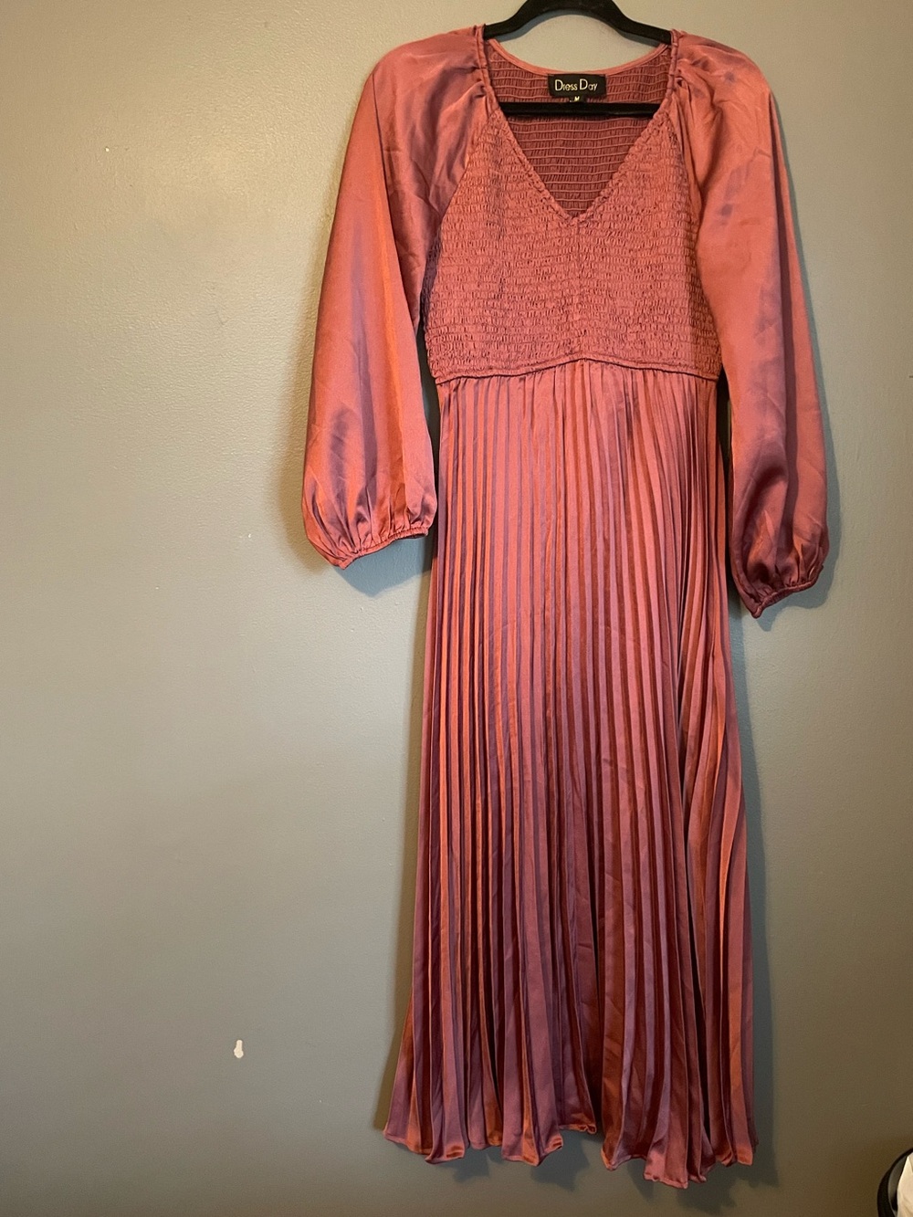 New Dress Day Sz Med Women’s Mauve Midi Pleated V-neck Long Sleeve Dress Ret $90